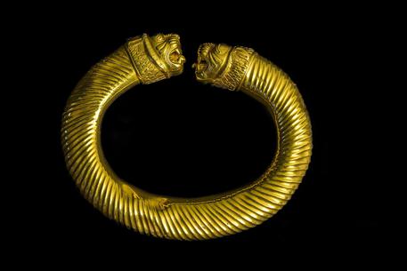 Bracciale a cerchio aperto con terminazioni a teste leonine, dal museo di Teheran alla mostra di Aquileia