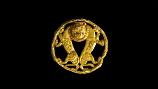 Ornamento circolare in oro con due leoni (fine V secolo a.C.) dal museo Archeologico di Teheran