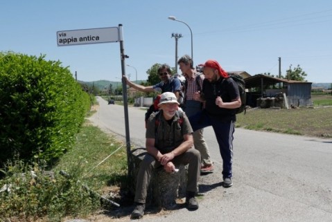 Rumiz e compagni durante la ricognizione dell'antico tracciato della via Appia