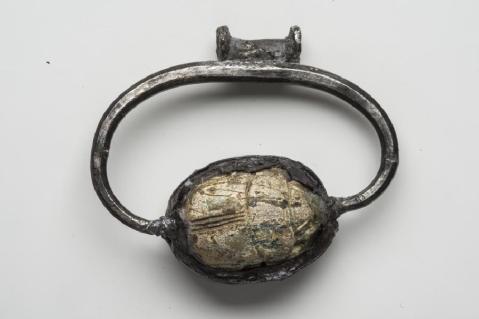 Uno degli scarabei in oro trovati nella Tomba degli Ori di Vulci