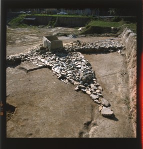 La grande piattaforma triangolare su cui poggia il dolmen al centro dell'area megalitica di St-Martin