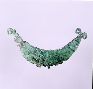 Ornamento in bronzo di forma lunata proveniente dal dolmen