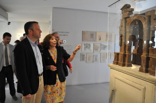 La direttrice Bolla col sindaco Tosi davanti al plastico dell'Arco dei Gavi