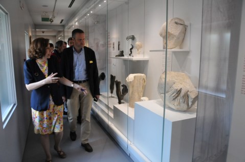 Il lungo corridoio che presenta le sculture provenienti dal teatro romano