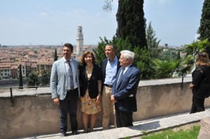 Il direttore Margherita Bolla e il sindaco Flavio Tosi (al centro) sulla Grande Terrazza