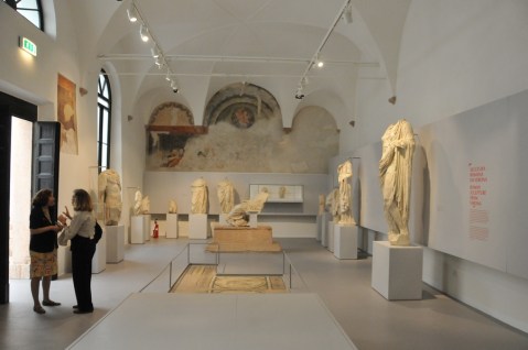 Il refettorio dell'ex convento dei Gesuati con le sculture dei grandi collezionisti veronesi