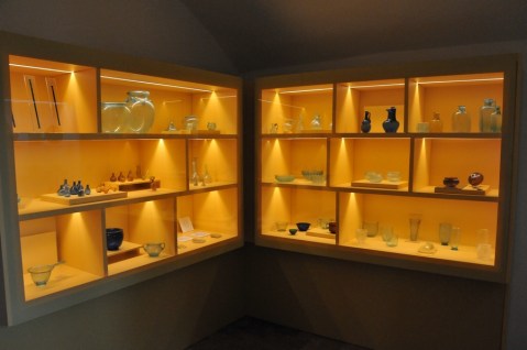 La prima cella monastica conserva i vetri soffiati con reperti di bottiglie, bicchieri, piatti, vasi, anfore