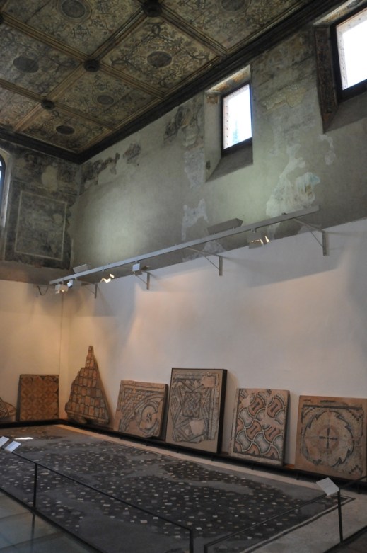 L'ex chiesa di San Girolamo con soffitto ligneo del Cinquecento: presenta mosaici provenienti dal Veronese