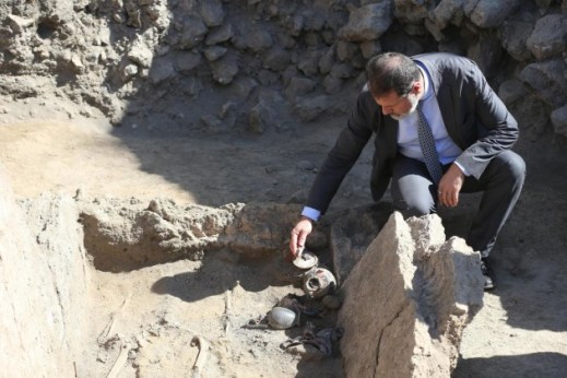 Il soprintendente Massimo Osanna in sopralluogo alla tomba sannitica della necropoli di Porta Ercolano a Pompei