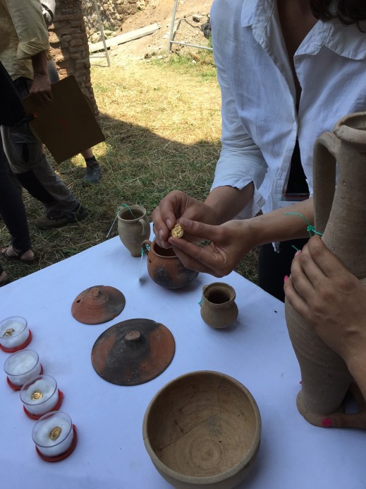 Gli aurei e il vasellame trovati vicino agli scheletri dei giovani pompeiani in fuga dall'eruzione