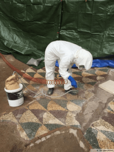 Una fase dei restauri del mosaico delle Terme di Caracalla a Roma