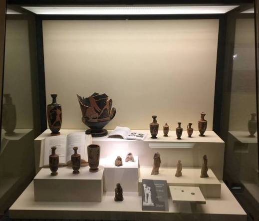 Vasi e terrecotte con raffigurazioni di strumenti musicali o di cerimonie in cui la musica è protagonista