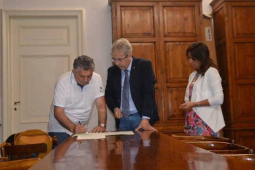 Catacombe di santa Sofia: la consegna delle chiavi di accesso da parte del sindaco di Canosa di Puglia, Ernesto La Salvia, al soprintendente archeologico delle Catacombe, Fabrizio Bisconti