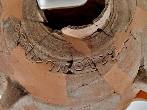 Dettaglio dell'iscrizione di Eshbaal Ben Badà sotto il collo del vaso