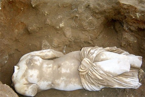 14 gennaio 2005: negli scavi di capo Boeo viene trovata la statua di Venere Callipigia