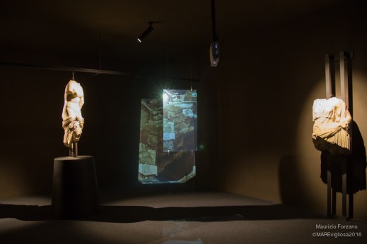 Il suggestivo allestimento a Brolo per l'esposizione della Venere Callipigia e di Iside da Marsala (foto Maurizio Forzano) 