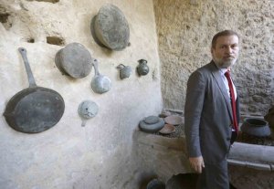 Il soprintendente di Pompei Massimo Osanna nella cucina ricostruita alla Fullonica di Stephanus