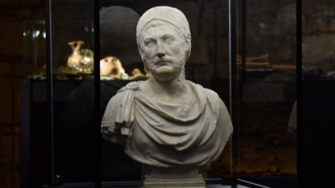 Il busto di Annibale esposto nella mostra al castello di Barletta