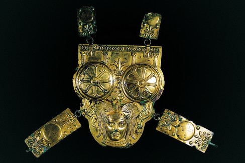 Corazza in bronzo dorato di fattura magnogreca del III sec. a.C. conservata al museo del Bardo di Tunisi