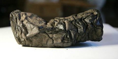 Uno dei rotoli papiracei recuperati 250 anni fa dalla Villa dei Papiri di Ercolano