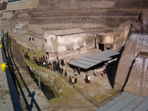 L'ingresso della villa dei Papiri negli scavi di Ercolano