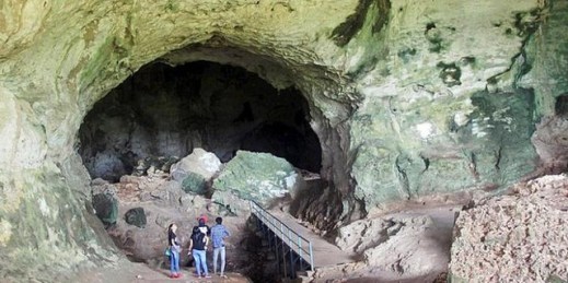L'impressionante imboccatura della grotta di Batu Hapu nell'isola del Borneo (Indonesia)
