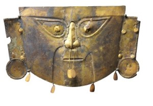 Maschera funebre in rame coperto da lamina d'oro della cultura chimu-lambayeque (Perù)