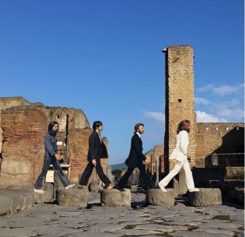 L'immagine postata sul proprio sito dalla soprintendenza Pompei con i Beatles a Pompei alla maniera di "Abbey Road"