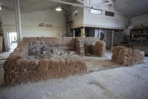 Una fase della ricostruzione dell'archivio di Stato di Ebla proposto nella mostra al Colosseo