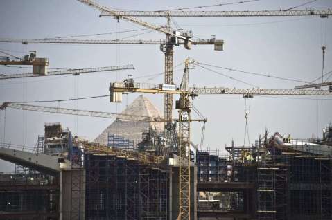 La selva di gru del cantiere del Grand Egyptian Museum a Giza