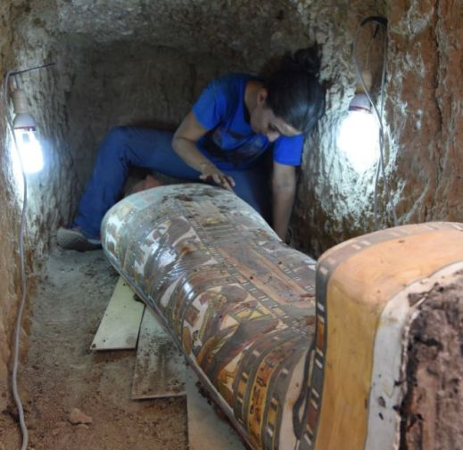 Un'archeologa durante le difficoltose operazioni di recupero del cartonnage di Amon-Renef