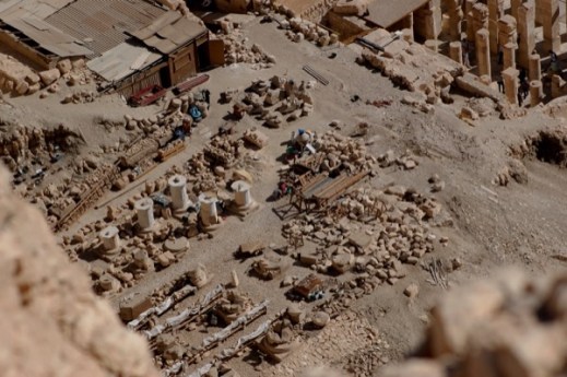 I resti del tempio funerario di Thutmosi III a Deir el Bahari sulla riva occidentale del Nilo a Tebe-Luxor 