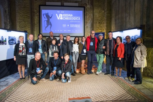 Lo staff organizzativo insieme agli ospiti della VI Rassegna del Documentario e della Comunicazione archeologica di Licodia Eubea (Catania)