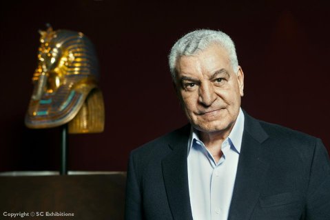 L'archeologo Zahi Hawass davanti alla maschera di Tut in un'immagine esclusiva per SC Exhibitions