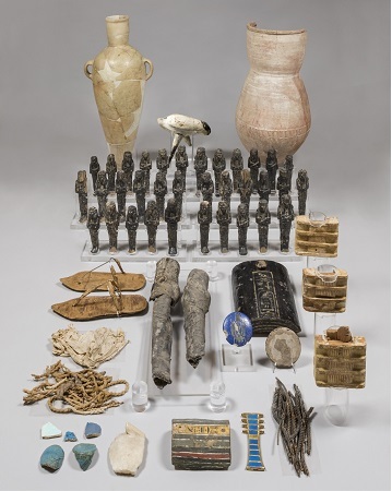 Il ricco corredo funerario dalla tomba di Nefertari portato a Leiden dal museo Egizio di Torino