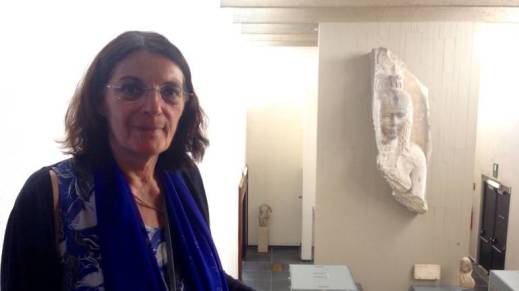 L'egittologa Marie-Cécile Bruwier davanti al frammento di regina tolemaica (Cleopatra?) conservata al Museo reale di Mariemont (foto Stephanie Vandreck)