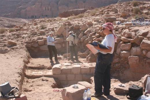 Archeologi all'opera nell'ambito del Petra Garden & Pool Complex Project