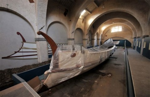 Una delle navi restaurate ed esposte nella Sala V del museo delle Navi antiche di Pisa