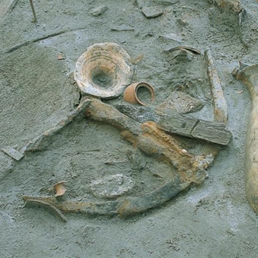 Un'anfora in corso di scavo visibile in uno dei padiglioni del Museo delle Navi Antiche di Pisa 