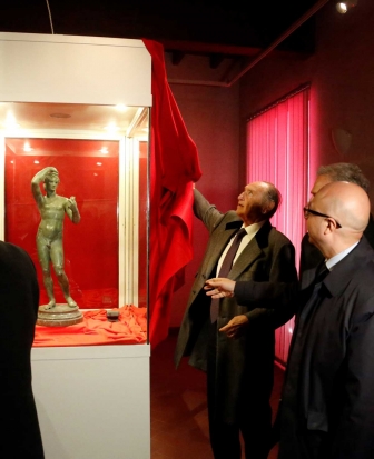 Lo scoprimento della vetrina che ospita l'Efebo di Sutri al museo del Patrimonium