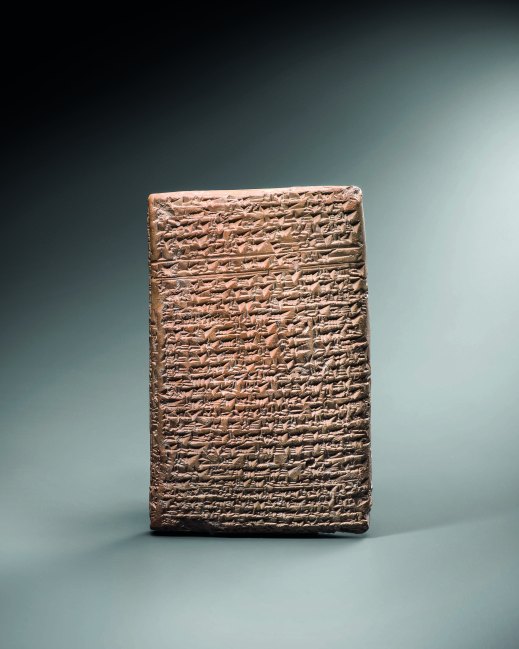Tavoletta in argilla con scrittura cuneiforme e lingua accadica della collezione Ligabue, in mostra a Venezia