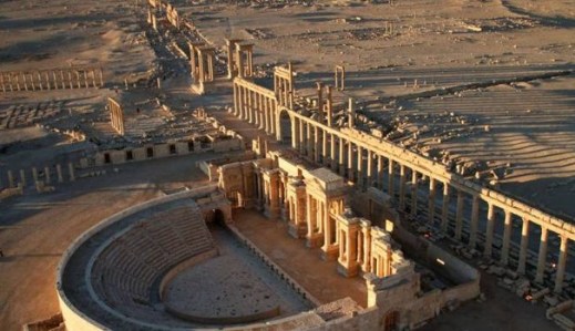 Una bella veduta panoramica di Palmira: in primo piano il teatro antico ancora integro, e dopo il colonnato, si può vedere il tetrapilo