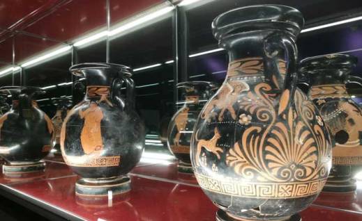 In mostra decine di vasi di ceramica depredati dai tombaroli in Campania, Puglia e Basilicata