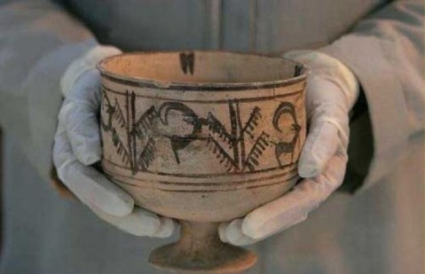 Il calice di argilla con la sequenza della capra, primo "cartone animato", scoperto nel 1983