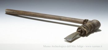 L'ascia in rame, immanicata, appartenente alla mummia del Similaaun