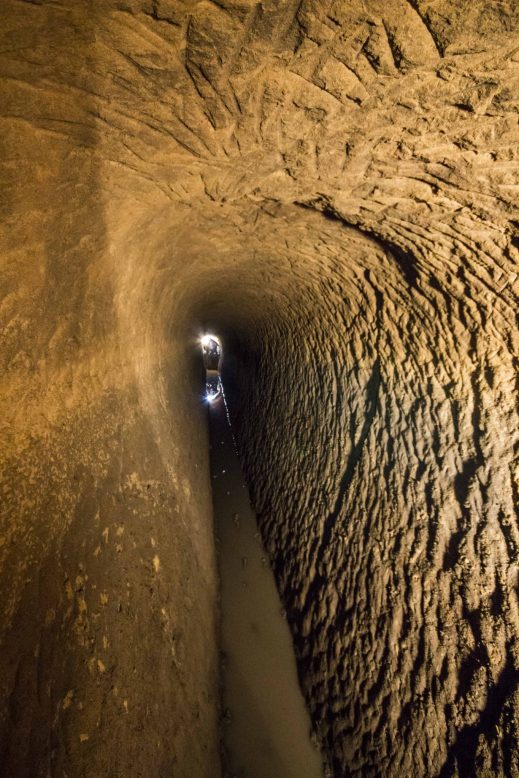 La caratteristica forma a "V" del condotto dell'acquedotto romano, soluzione tecnica che permette di regolamentare la velocità dell'acqua