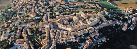 Una veduta panoramica dell'antico borgo di Cupramontana che sorge nell'area del municipio romano 