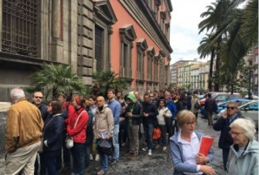 Visitatori in coda attendono di entrare al museo Archeologico nazionale di Napoli