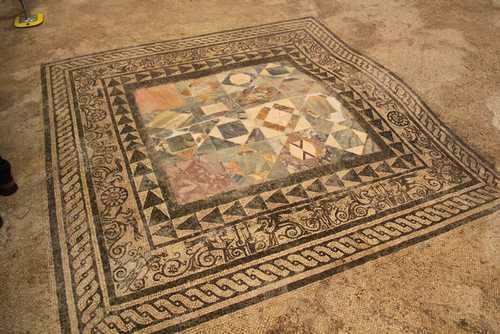 Un pavimento musivo riportato alla luce nella Casa dei Casti Amanti a Pompei