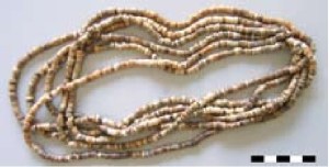 Una collana di perle trovata in uno dei recinti votivi del santuario megalitico di Ossimo-Pat